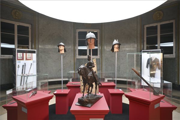 A huszárok életét mutatja be a Déri Múzeum új kiállítása