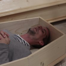 Házibuli a temetőben