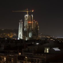Először világították ki a Sagrada Familia új tornyait