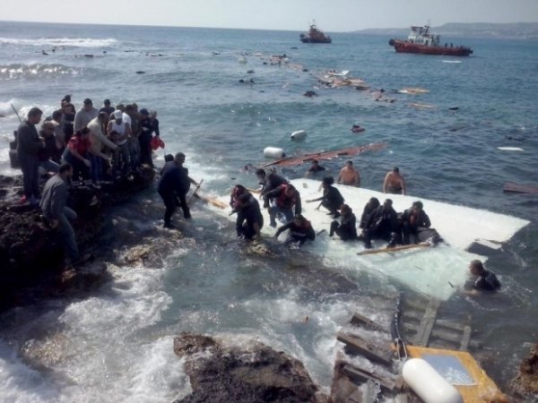 A görög partoknál felborult migránsok