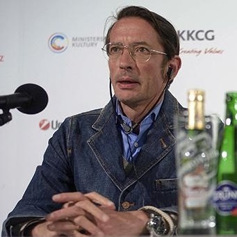 Nyomokban Elemi részecskék  – Interjú Oskar Roehlerrel
