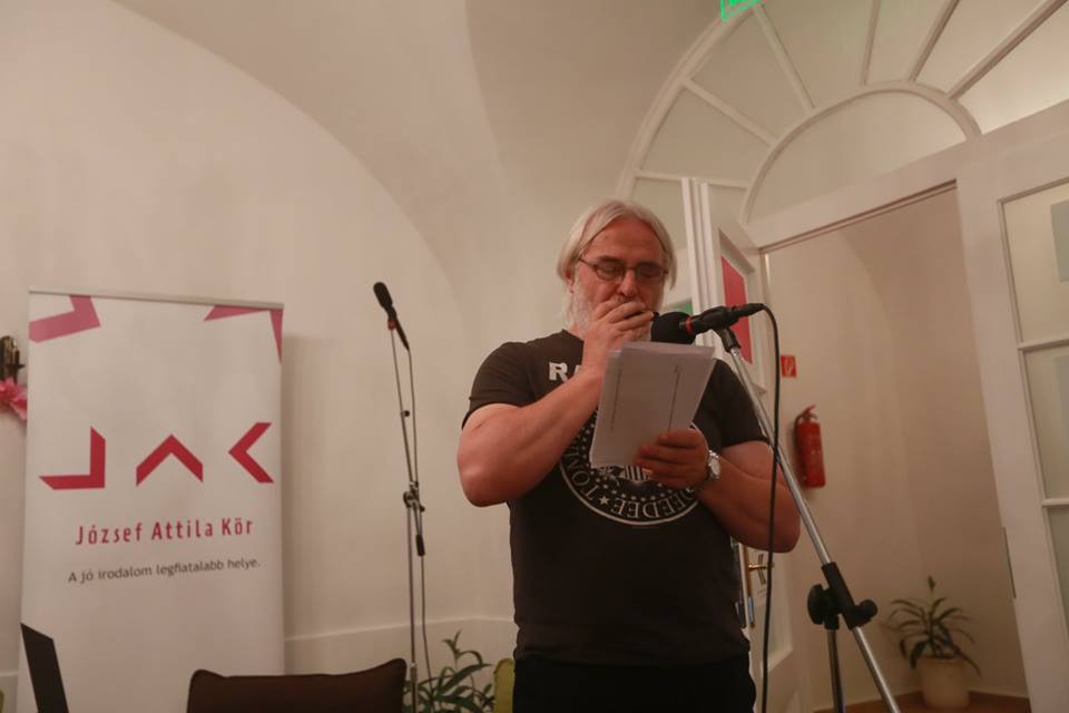 Szájharmonikával aláfestett másnapos ondó