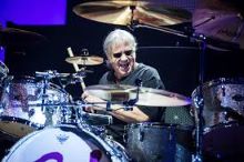 A Deep Purple dobosa lép fel Pakson