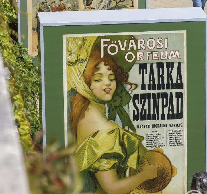 20. század eleji plakátok a Várkert Bazár rámpáján