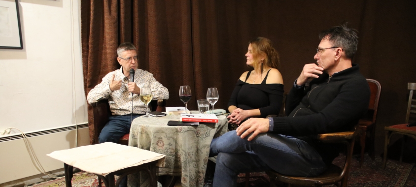 Akit az irodalom megfertőz, annak annyi