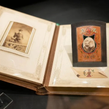 Zenélő fényképalbum lett a hónap kincse