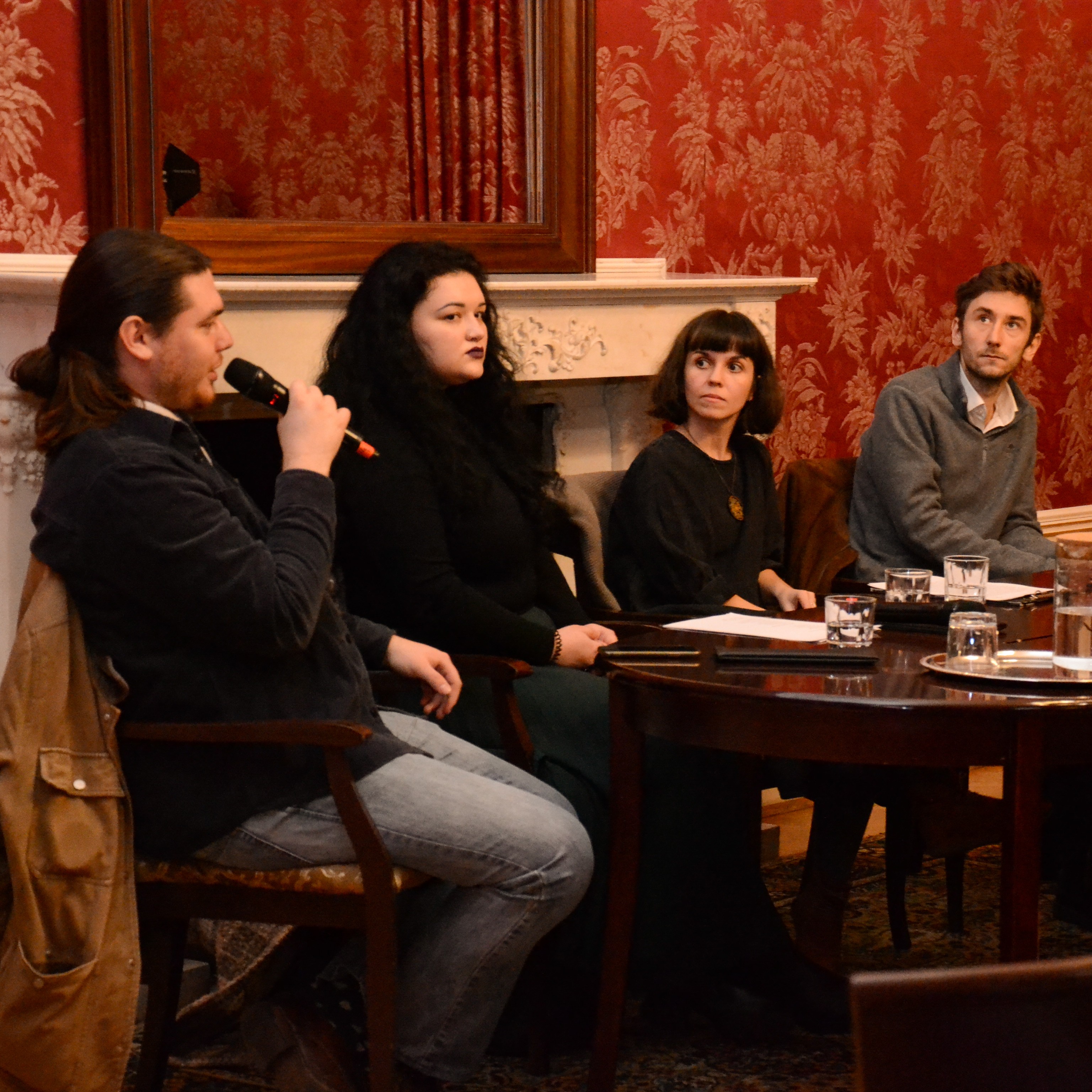 Most csend van, és hullaszag