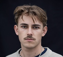 Érkezik a 23 éves magyar származású író sikerkönyve