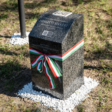 Okos parcellakövet avattak Simon Istvánnak