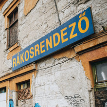 Eső közben köpönyeg