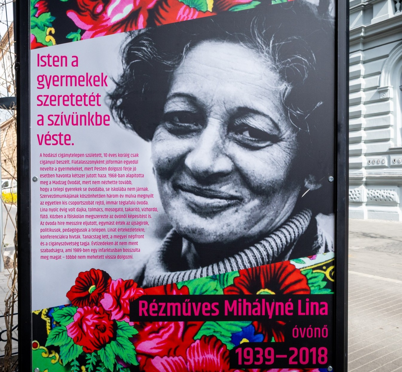 Magyar cigány hősök tablói a Terror Házánál