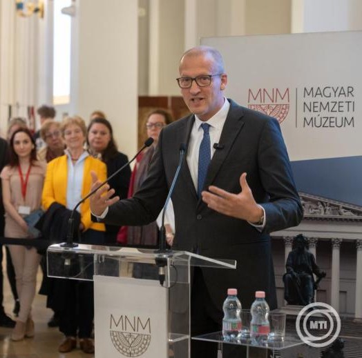 Tarr Zoltán: a kulturális intézmények visszakapják a szakmai önállóságot