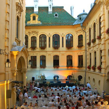Kulturális programok a szegedi városháza udvarán