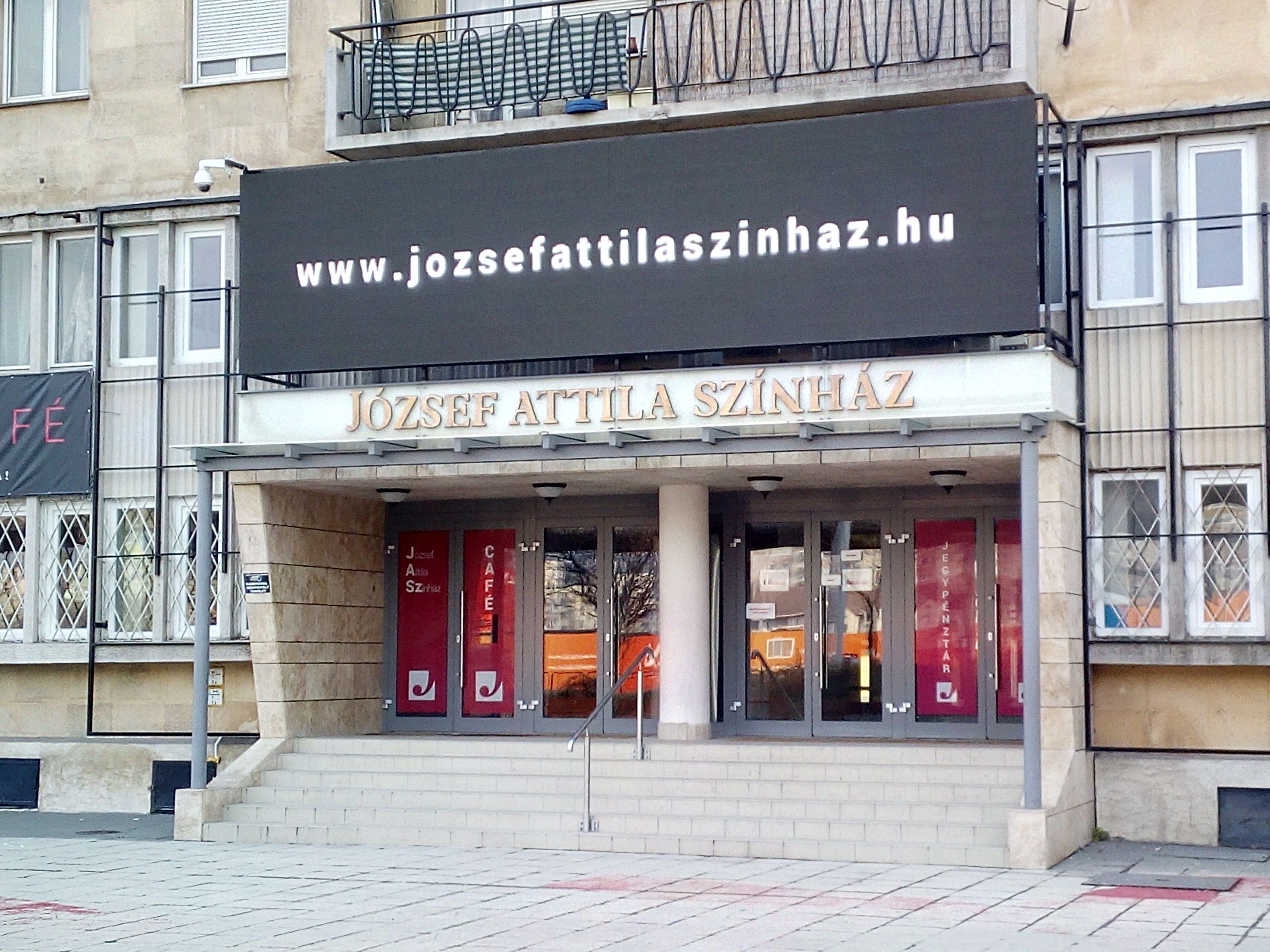 Több mint százezer nézőt fogadott a József Attila Színház