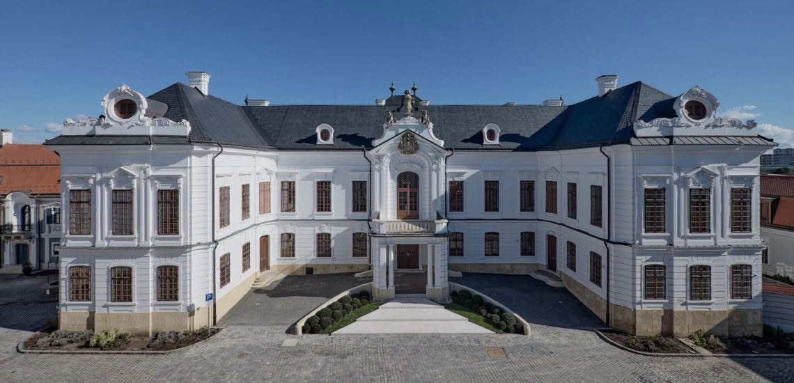 Látogatható a veszprémi érseki palota szalonja és kertje is