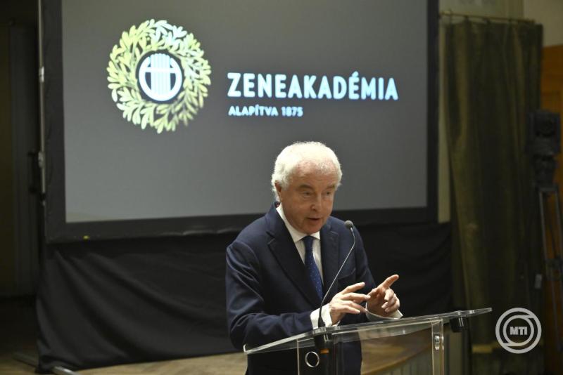 Schiff András díszdoktori oklevelet kapott a Zeneakadémiától
