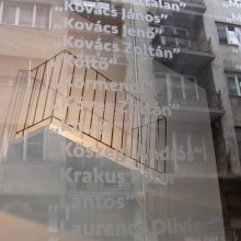 Erkélyjelenet téglákkal