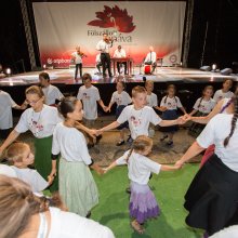 A Balatonon táboroztak a kis pávások