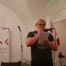 Szájharmonikával aláfestett másnapos ondó
