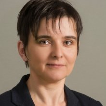 Mit keres a Nagyítás című film plakátja egy nyelvészeti könyv címlapján?