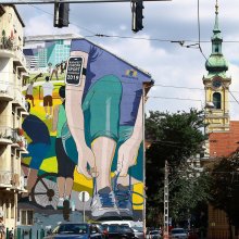Sportolásra buzdító hatalmas tűzfalfestmény Budán