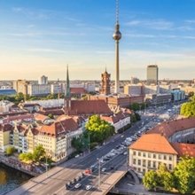Az Előhívásban: „Berlin, drágám. Csukja be, kérem, a szemét.”
