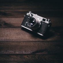 Dzsessz világsztárok portréiból nyílt kiállítás Óbudán
