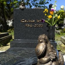 Elkészült Csukás István síremléke a Farkasréti temetőben