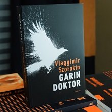 Sötétben tapogatózni őrült világokban