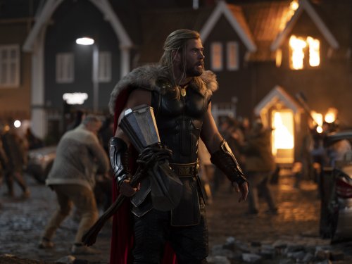 Szerelem és hülyéskedés, avagy Thor romkomhősnek áll