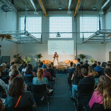 Conscious Textile Group: A MOME és a Nanushka anyaginnovációs kezdeményezése egy fenntarthatóbb jövőért