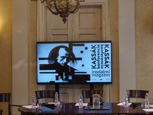 A szép vers esztétikai produktum, a regény politikai cselekedet