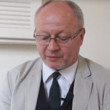 Zeke Gyula kapja a Komlós Aladár-díjat