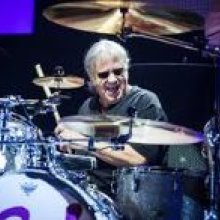 A Deep Purple dobosa lép fel Pakson