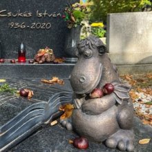 Új Süsü-szobor került Csukás István síremlékére