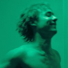 Rendezőként debütál a Jókislány és a Vaskarom sztárja