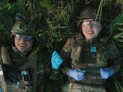 Sok nevetéssel és iszappakolással a háború ellen