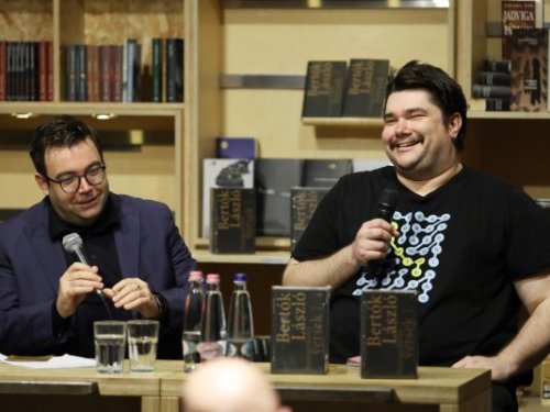 „Még akármi lehet a vers”