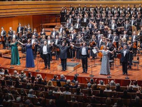 Óriások lábainál