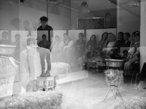 A performansz a társadalmi és személyes gyógyulás tere.