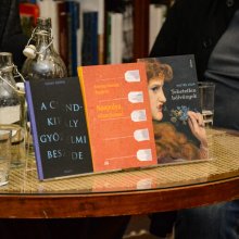 „Ezek a költemények okosítanak és nagyon-nagyon felidegesítenek”