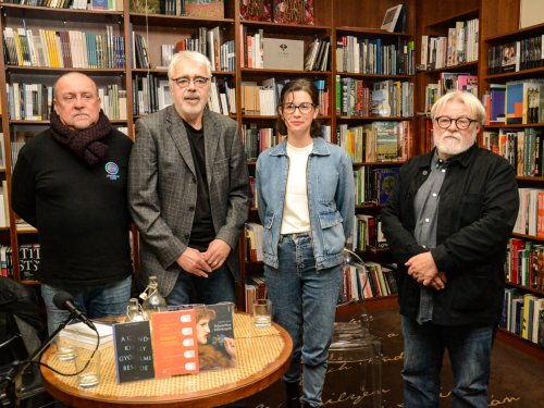 „Ezek a költemények okosítanak és nagyon-nagyon felidegesítenek”