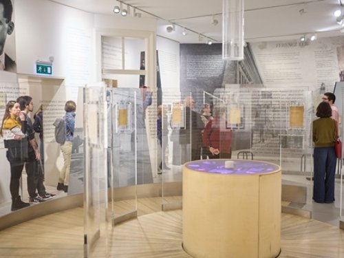 Bennem a mult hull, mint a kő