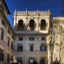 A Falconeri-palota ajtói őrzik a történelmi titkokat