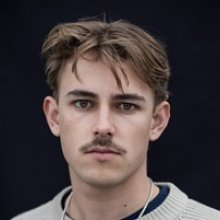 Érkezik a 23 éves magyar származású író sikerkönyve