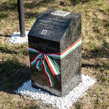 Okos parcellakövet avattak Simon Istvánnak