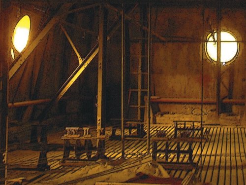 Játék a boncasztalon, asztal a perzsaszőnyegen