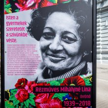 Magyar cigány hősök tablói a Terror Házánál