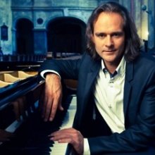 Chopin műveiből ad koncertet Bogányi Gergely