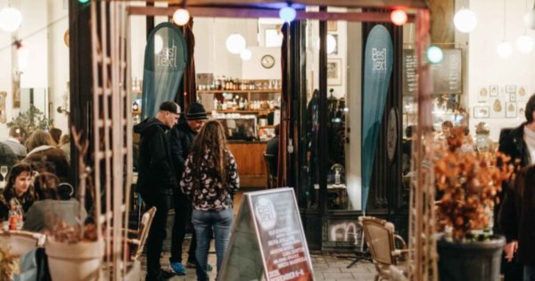 V4-es szerzők költészeti estje a PesTexten / PRAE.HU – a művészeti portál